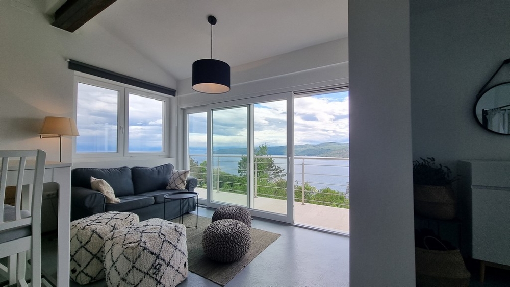 Obývací pokoj s výhledem na moře a velkým oknem vpředu