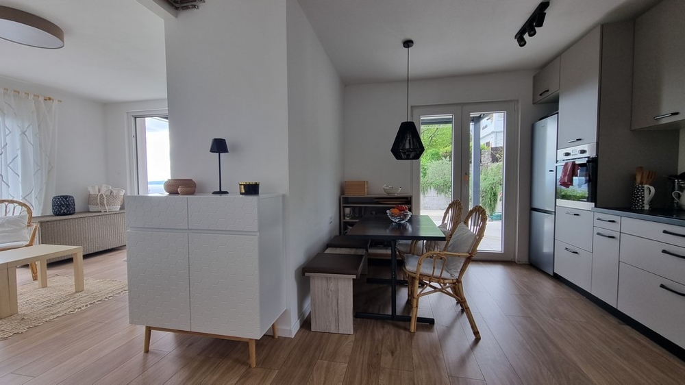 Jídelna se vstupem na terasu a do kuchyně