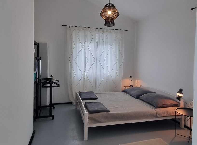 Ložnice s manželskou postelí a věšákem