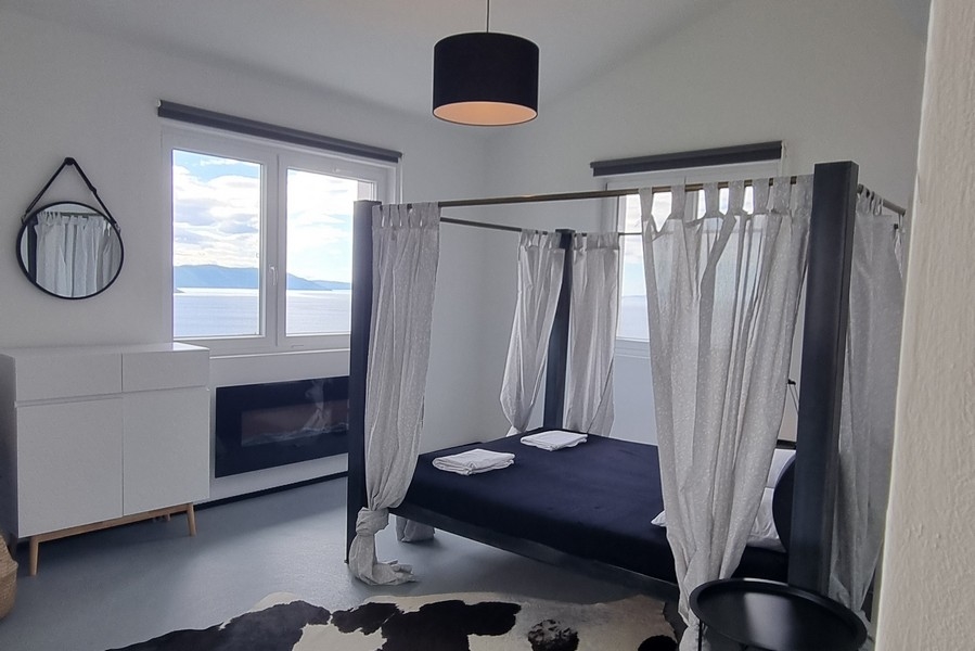 Ložnice s postelí s nebesy a výhledem na moře