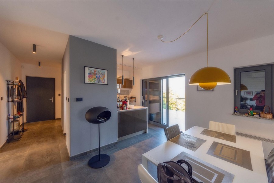 Otevřená kuchyně s jídelním koutem