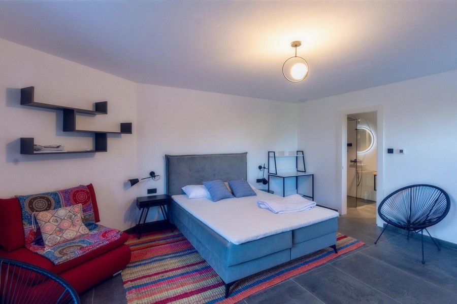 Ložnice s manželskou postelí a koupelnou