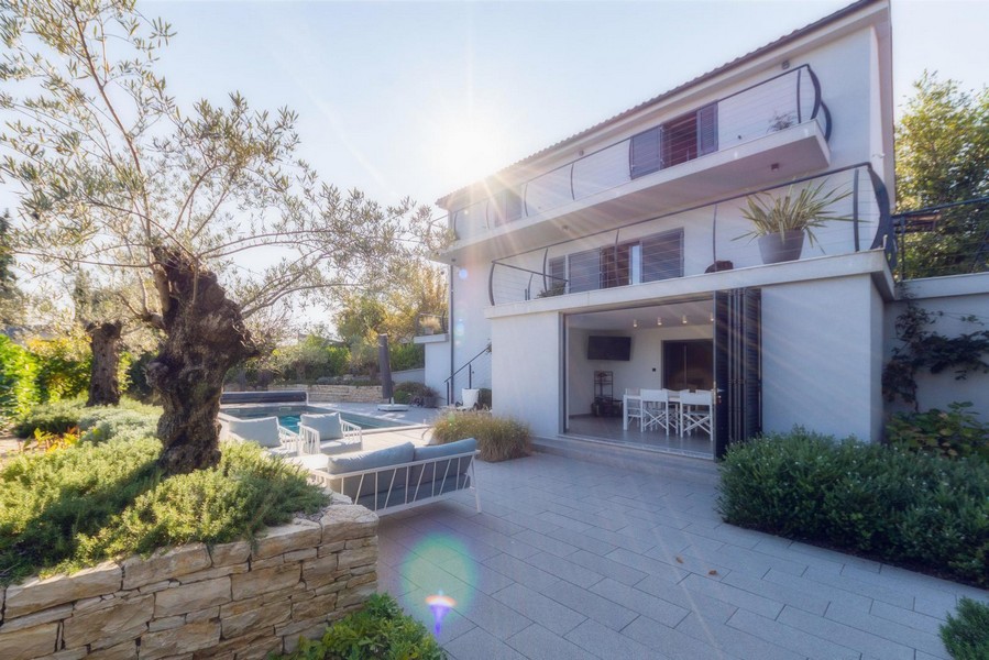 Moderní vila s prostornou terasou