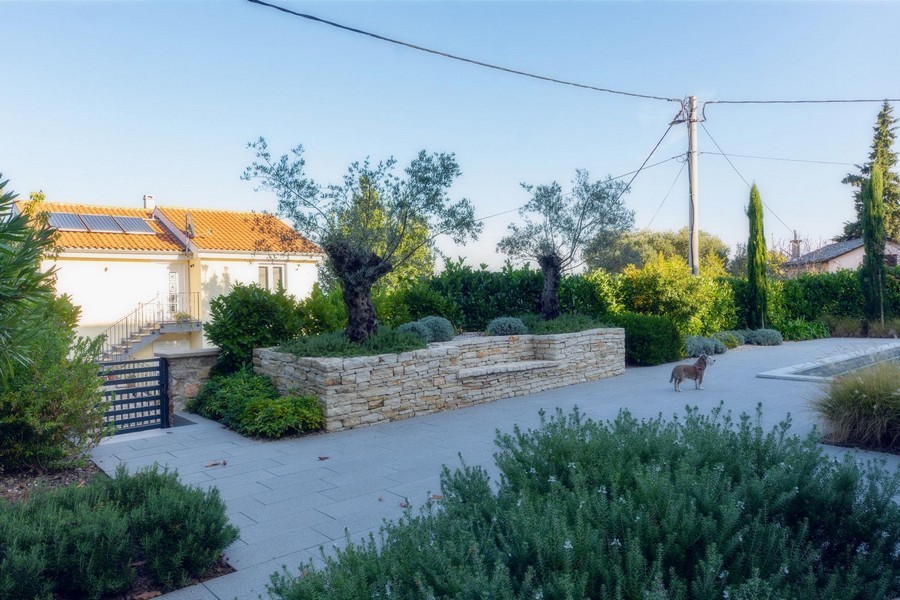 Dobře udržovaná středomořská zahrada