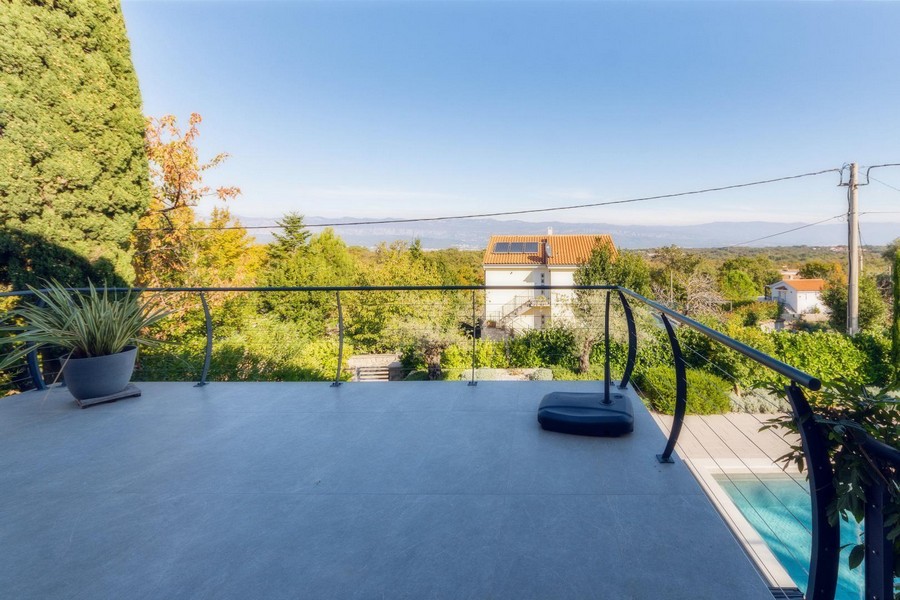 Široký výhled z horní terasy