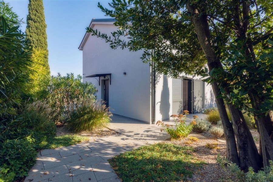 Zadní část domu se zahradní cestou