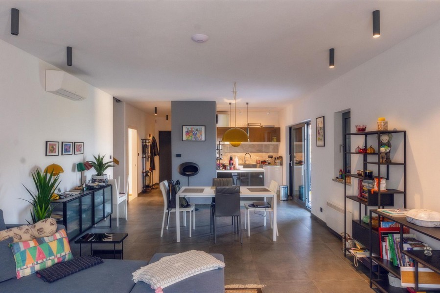 Obývací část se vstupem do kuchyně