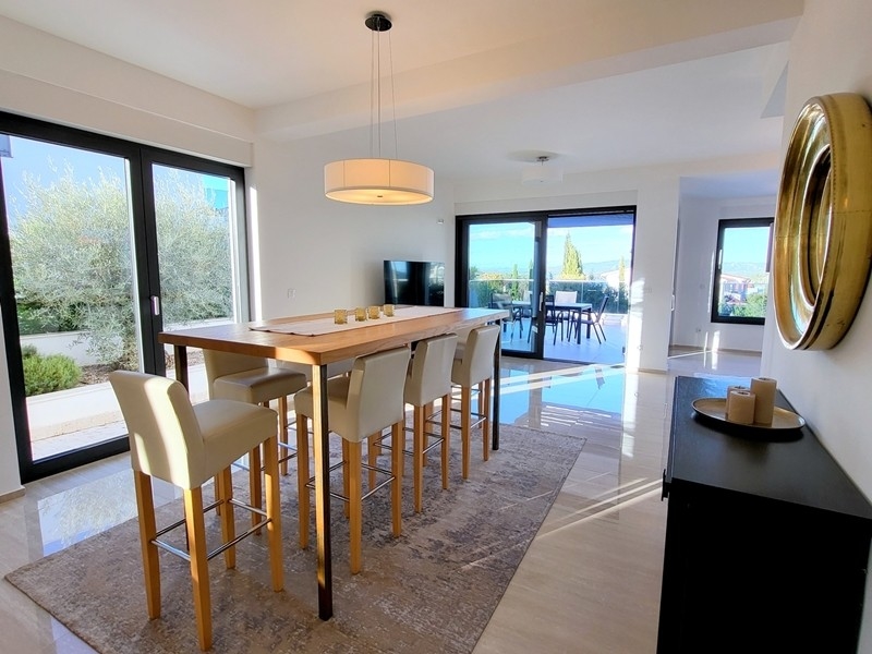 Jídelna s výhledem na terasu