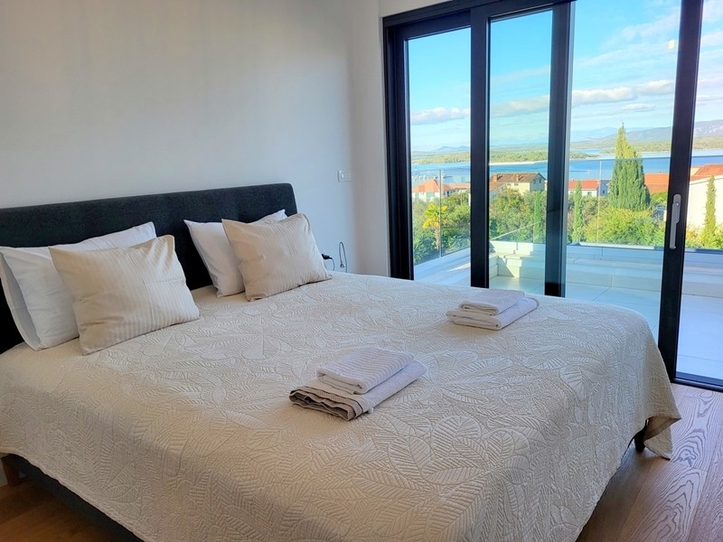 Ložnice s výhledem na moře a balkonem