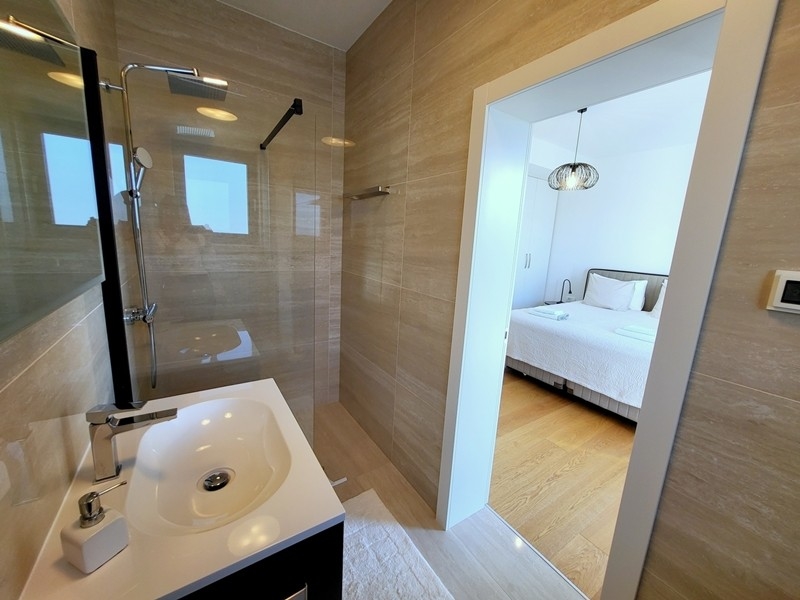 Moderní koupelna se sprchovým koutem