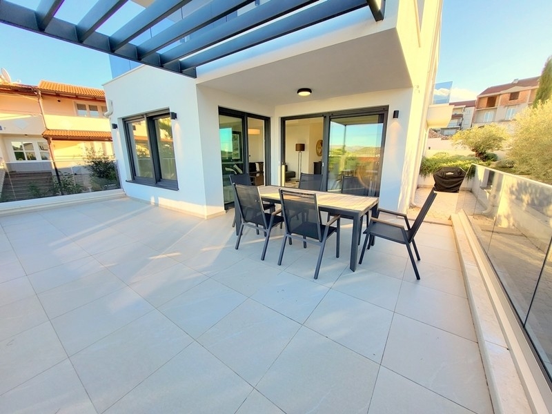 Moderní terasa se skleněným zábradlím