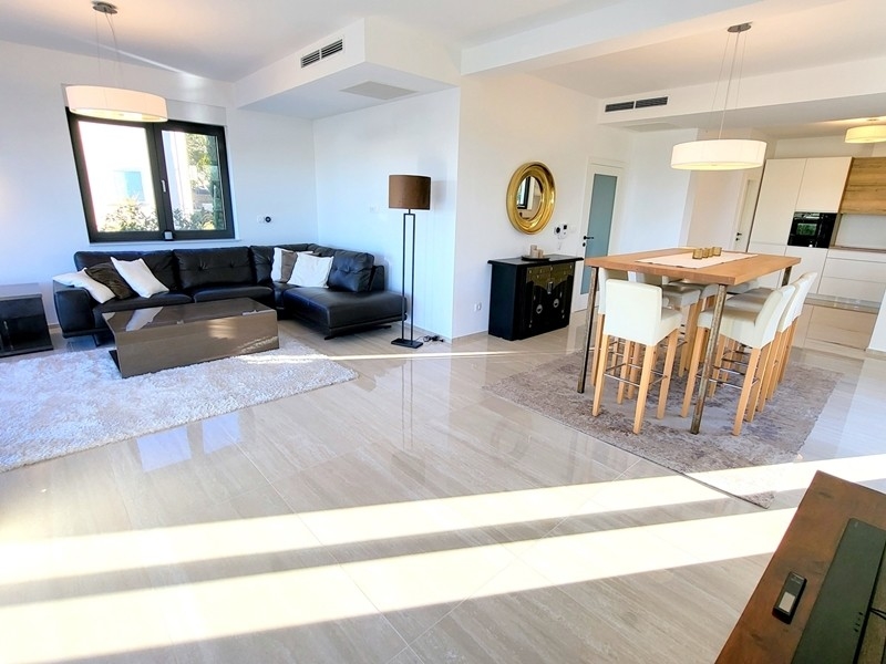 Obývací pokoj s rohovou pohovkou a jídelním koutem