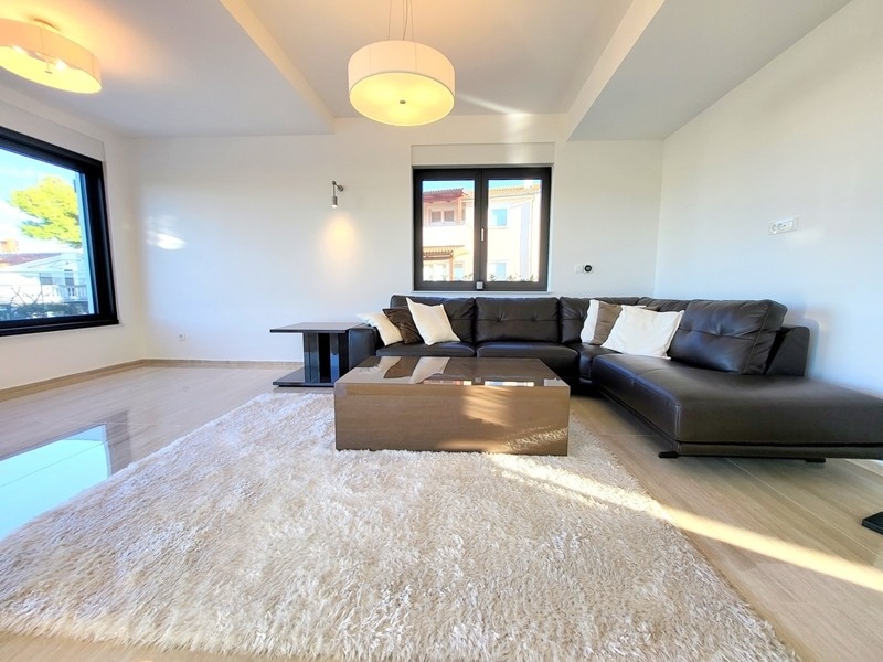 Pohovka v obývacím pokoji s kobercem