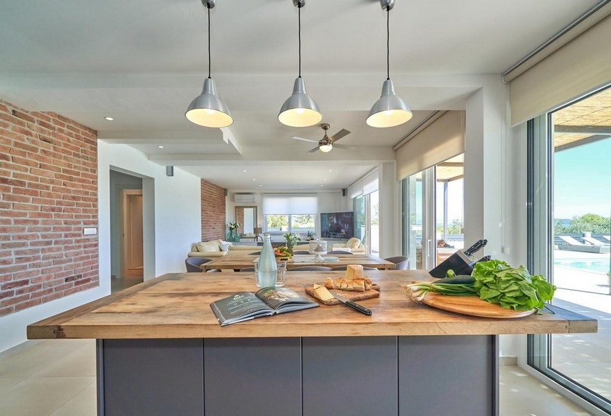 Kuchyň s výhledem do obývacího pokoje