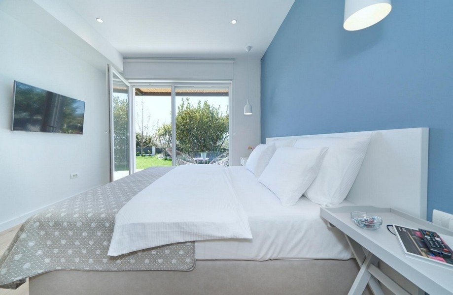 Ložnice s manželskou postelí a přístupem do zahrady