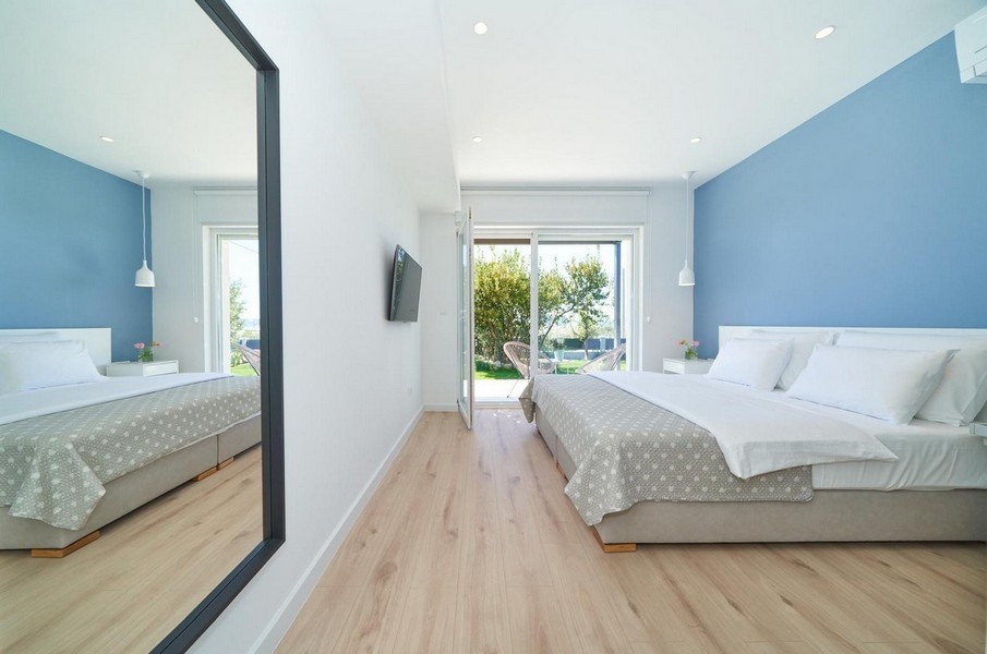 Světlá ložnice se zrcadlem a terasou