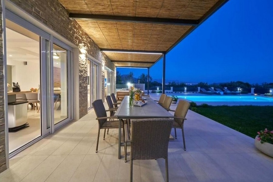 Jídelna na terase s výhledem na bazén