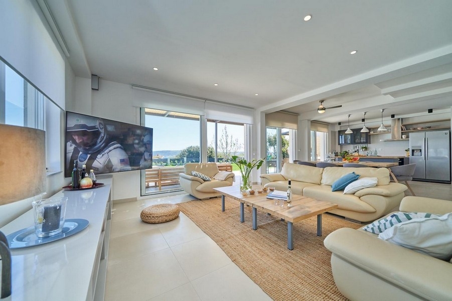 Světlý obývací pokoj se vstupem na terasu