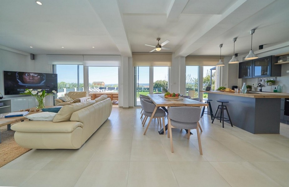 Otevřený obývací prostor s kuchyní a jídelním koutem