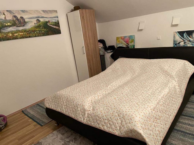 Ložnice s manželskou postelí a skříní