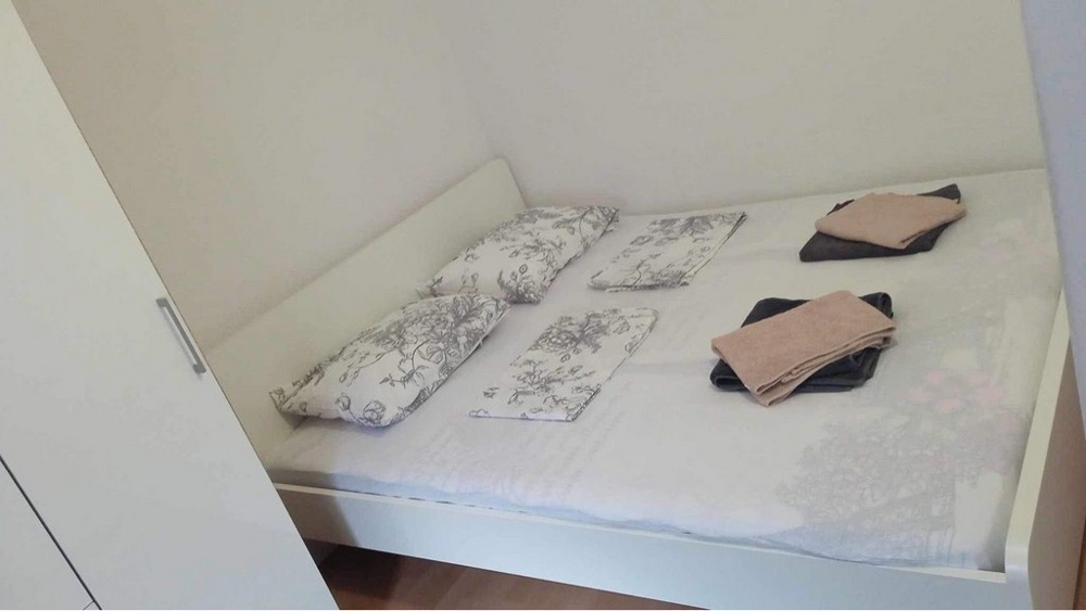 Malá ložnice s manželskou postelí