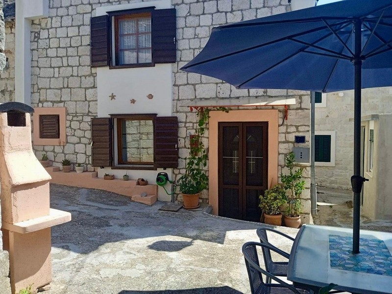 Venkovní výhled s terasou a slunečníkem