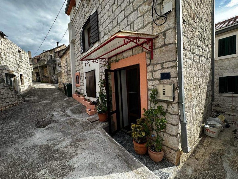 Vchod do kamenného domu v uličce