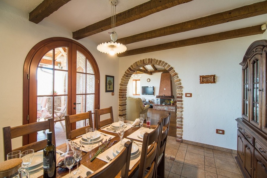 Jídelní kout s obloukem a vstupem na terasu