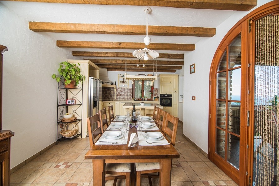 Kuchyň s přilehlým jídelním koutem