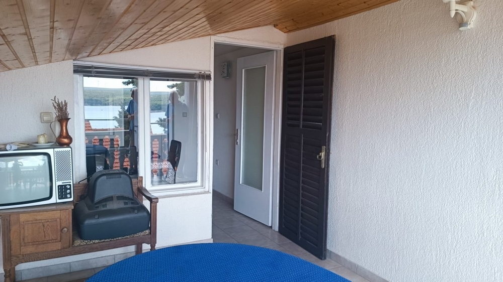 Přístup na terasu s výhledem na moře