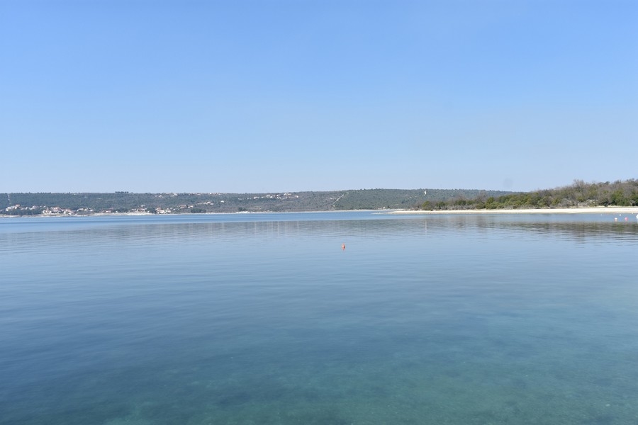 Široký výhled na klidné moře