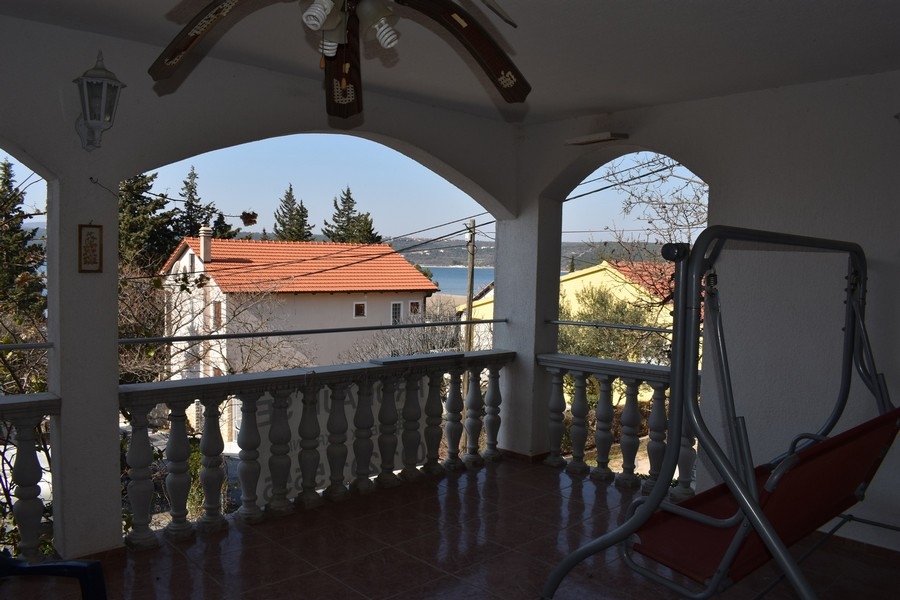 Krytá terasa s výhledem na moře