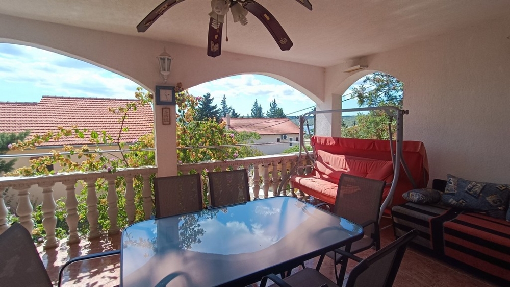 Velká krytá terasa s posezením