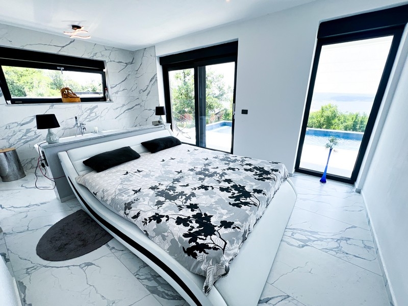 Ložnice s přímým přístupem k bazénu