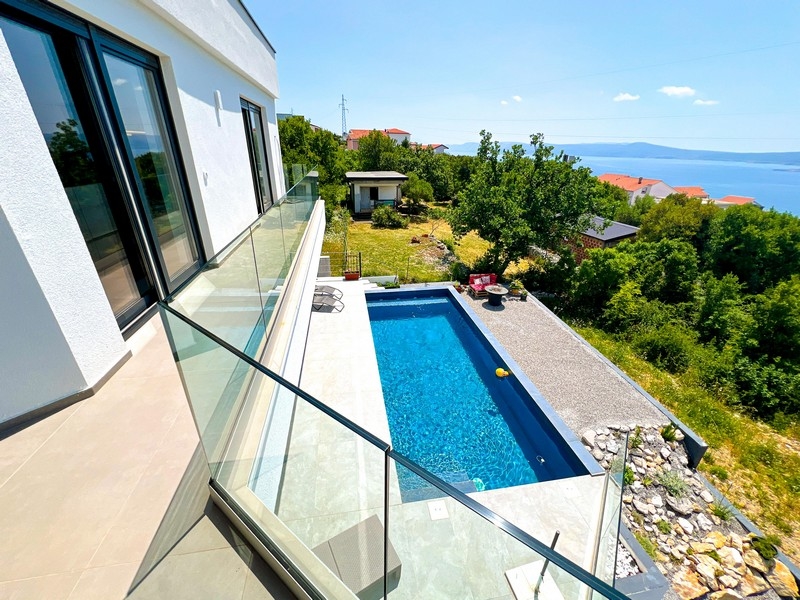 Velká terasa s posezením v patře