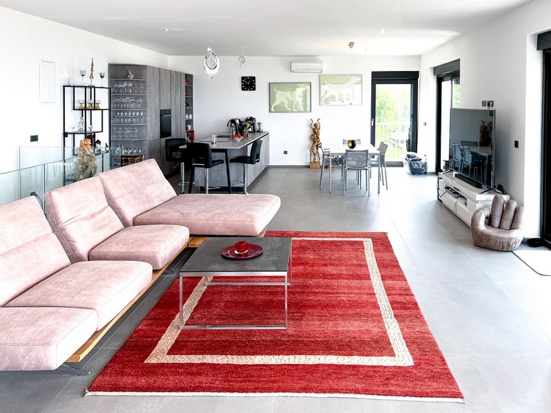 Otevřený obývací pokoj s moderním nábytkem