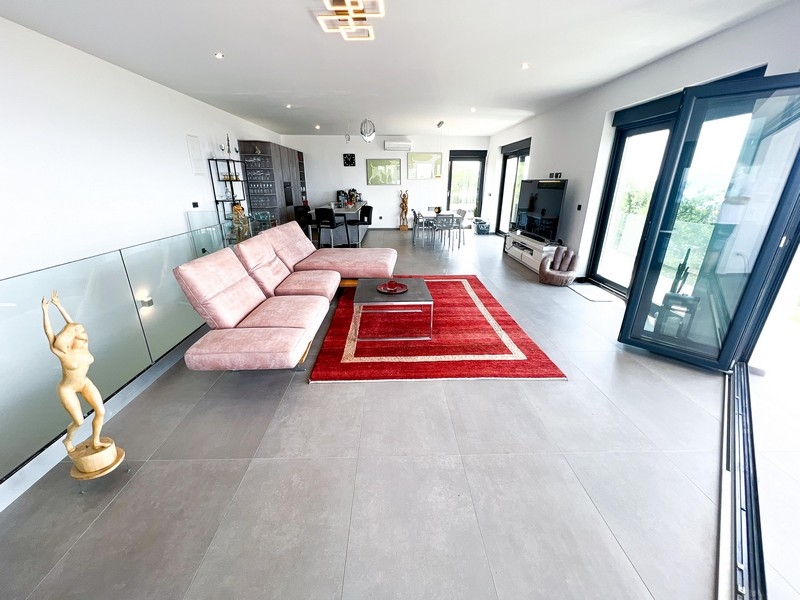 Obytná část se vstupem na terasu