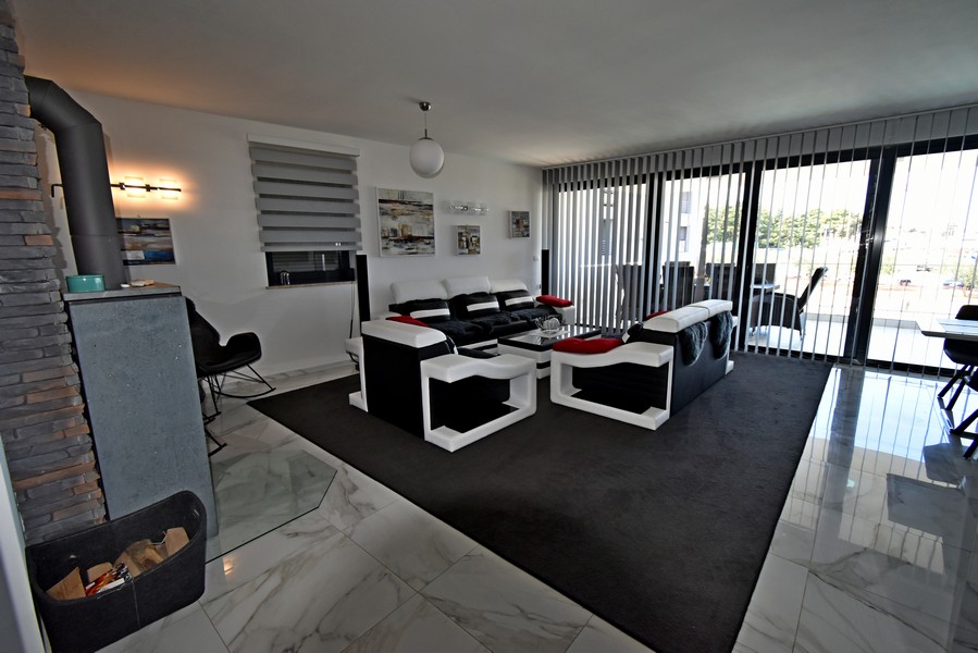 Prostorný obývací pokoj se vstupem na terasu