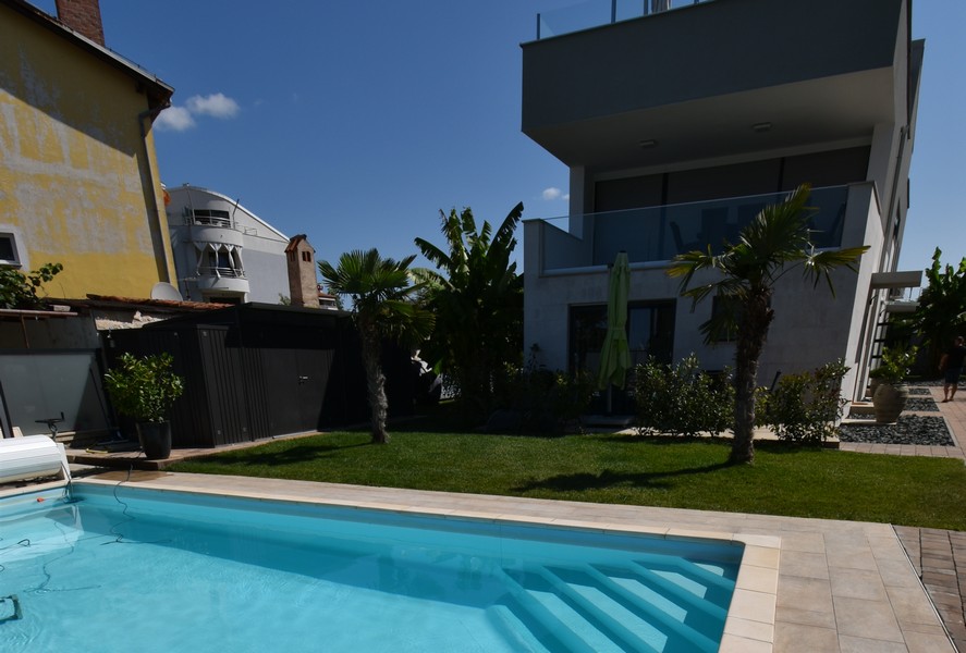 Vila s bazénem v první řadě u moře na prodej v Novigradu na Istrii - Panorama Scouting.