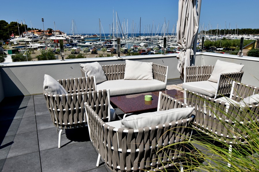 Střešní terasa s krásným výhledem na moře - nemovitost H3602 na Istrii.