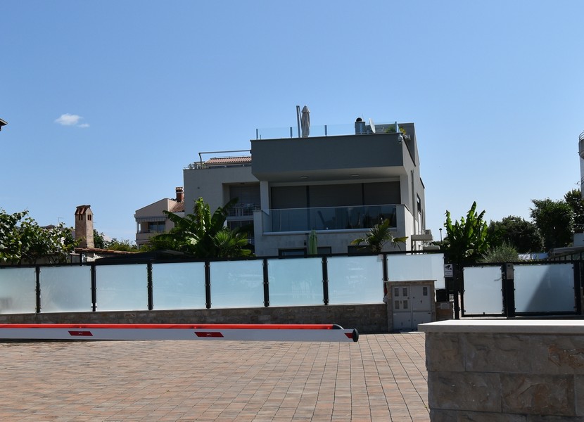 Moderní vila s plochou střechou v Novigradu