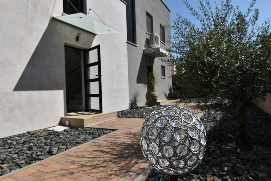 Boční přístup se zahradou a dekorativní lampou