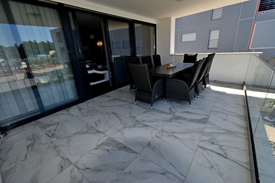 Krytá terasa s jídelním stolem