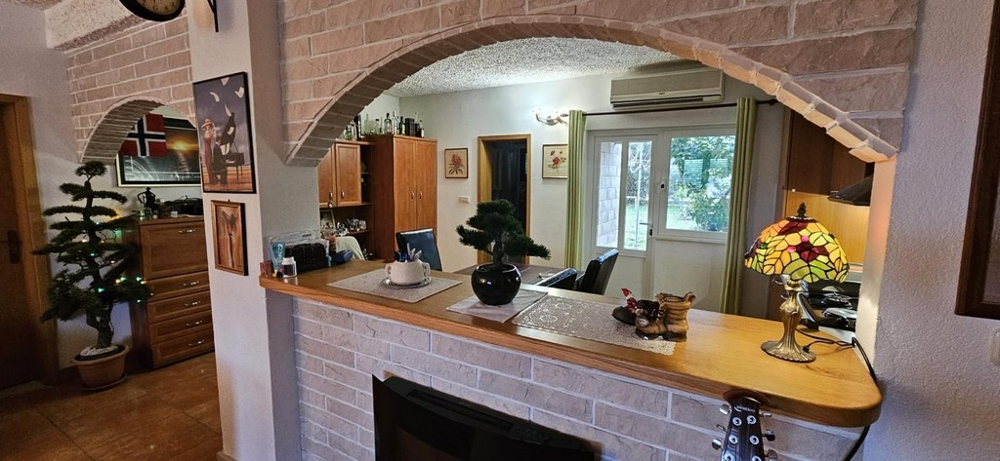 Obývací část se zděným pultem a dekorem