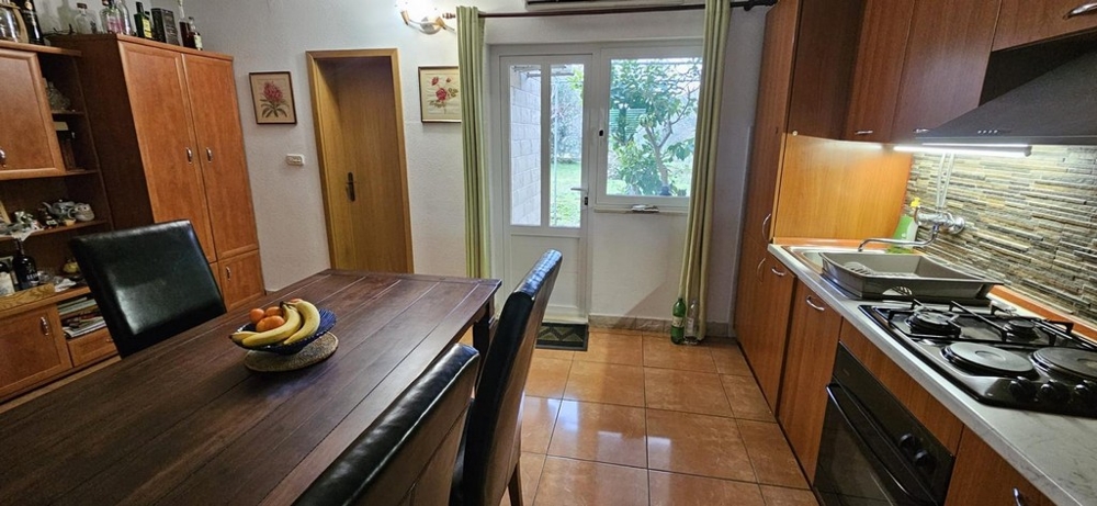 Kuchyň s jídelním koutem a vstupem na zahradu