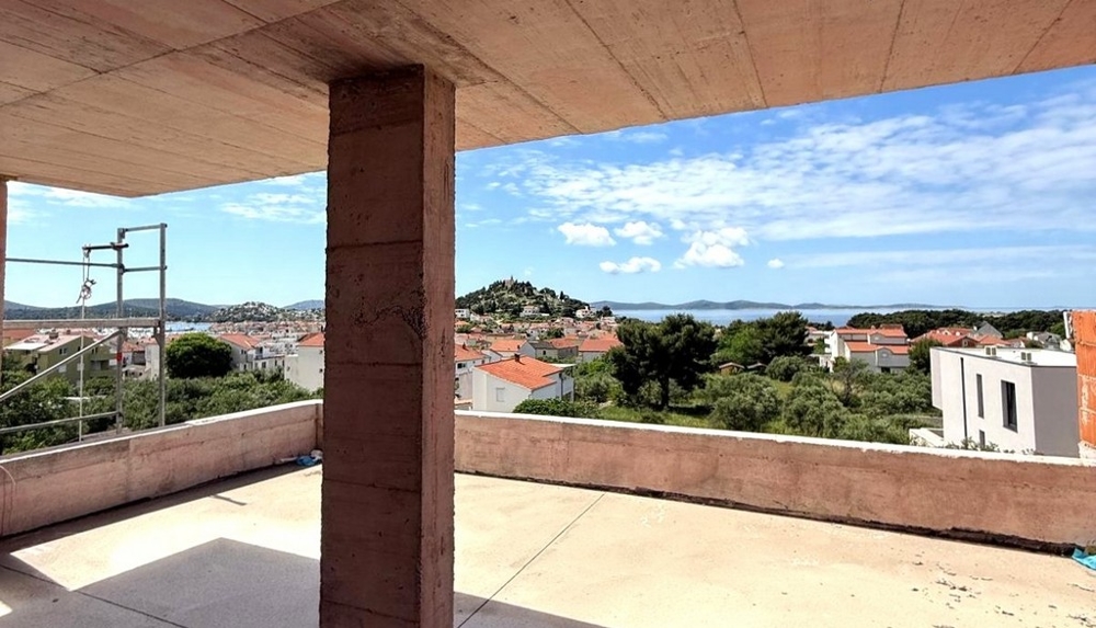 Prostorná terasa v horním patře nemovitosti H3604.