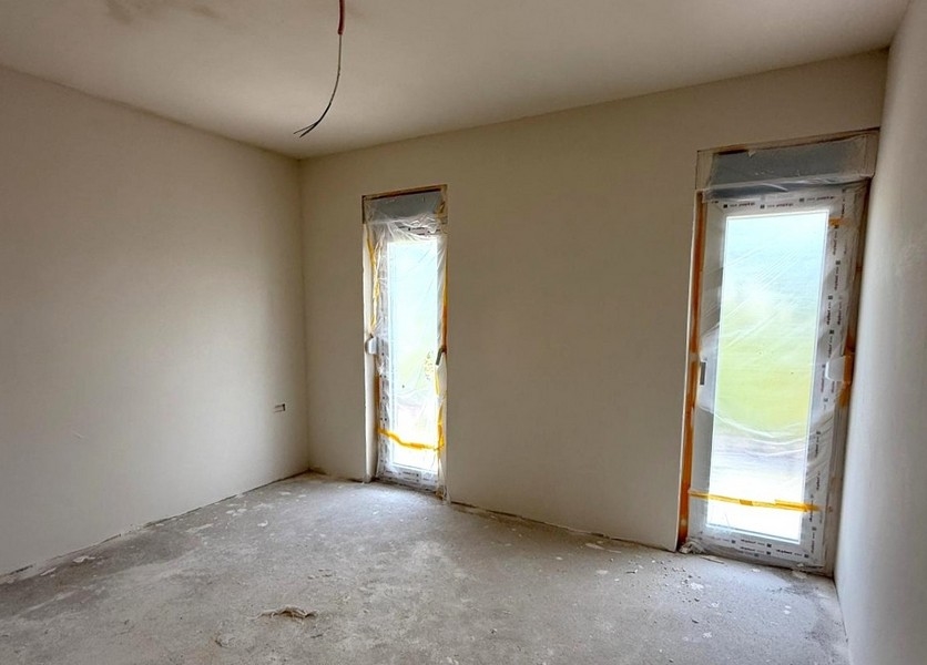 Pokoj se dvěma okny od podlahy ke stropu