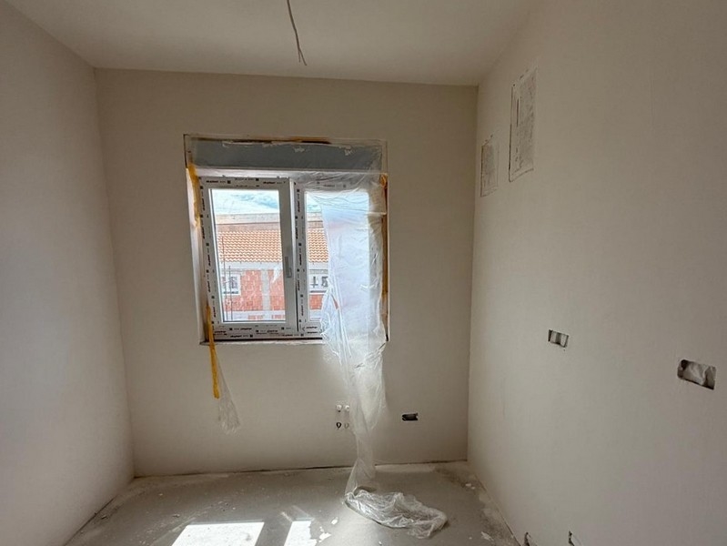 Malý pokoj s oknem a přirozeným světlem