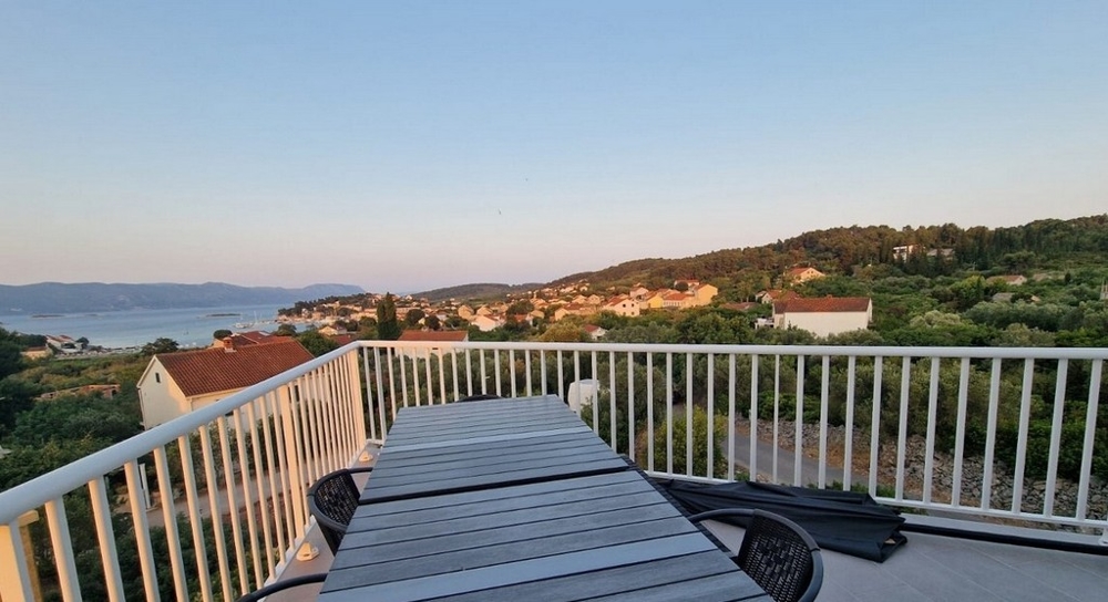 Výhled na moře ze střešní terasy nemovitosti H3607 v Chorvatsku.