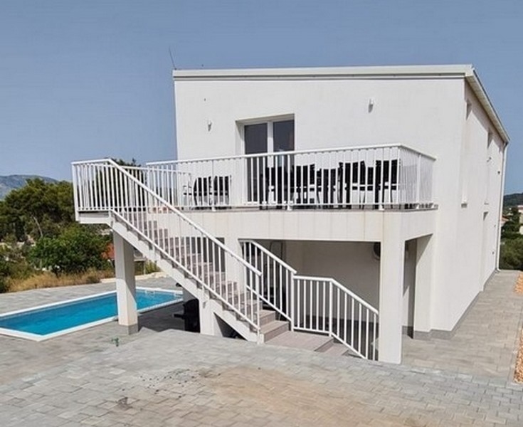 Moderní dům s venkovním schodištěm a bazénem